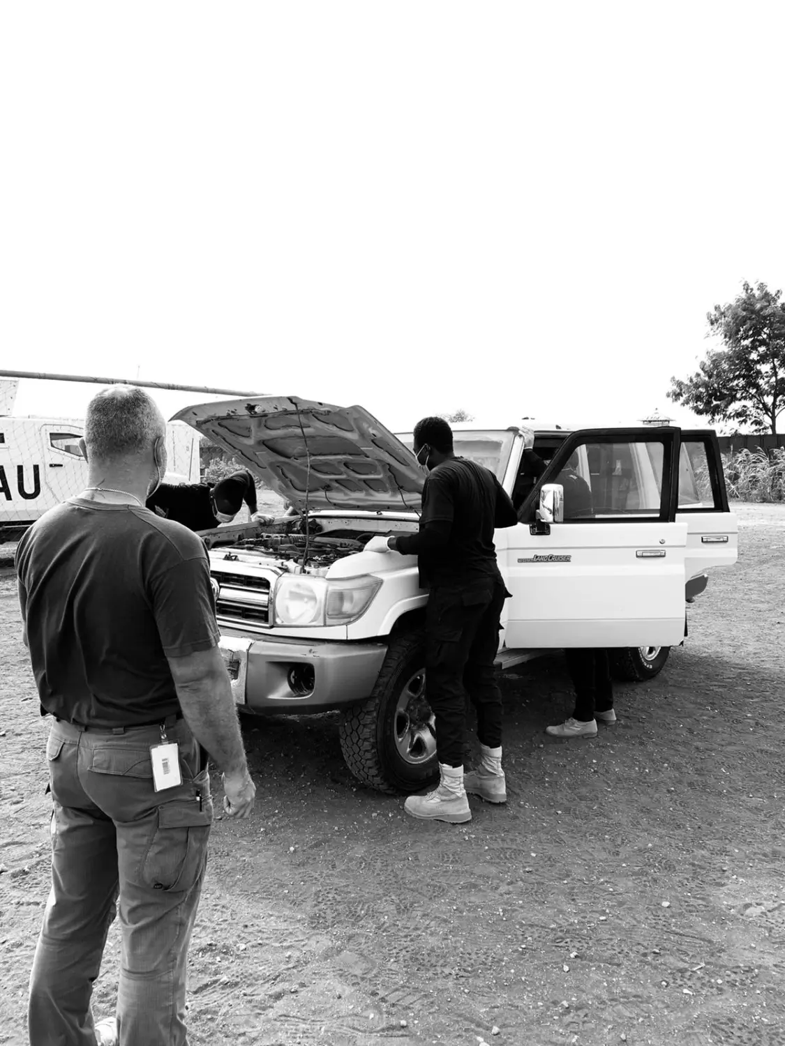 Mann repariert Auto von MTSC-Global 